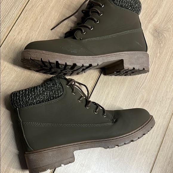 Rogue Green Lace Up Boots with Sturdy Build - Picture 3 of 8